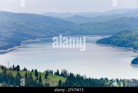 Lago Bicaz in Romania, paesaggio estivo Foto Stock