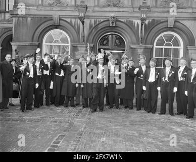 Presentazione della petizione da parte della Limburg Carnival Association De Tempelers al presidente della Camera bassa, 18 febbraio 1955, associazioni di Carnevale, offerte, petizioni, Paesi Bassi, foto agenzia stampa del XX secolo, notizie da ricordare, documentario, fotografia storica 1945-1990, storie visive, Storia umana del XX secolo, che cattura momenti nel tempo Foto Stock