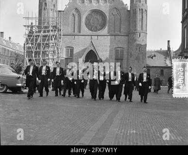 Presentazione della petizione da parte del Limburg Carnival Association De Tempelers al Presidente della Camera bassa, 18 febbraio 1955, associazioni di Carnevale, offerte, petizioni, Paesi Bassi, foto agenzia stampa del XX secolo, notizie da ricordare, documentario, fotografia storica 1945-1990, storie visive, Storia umana del XX secolo, che cattura momenti nel tempo Foto Stock