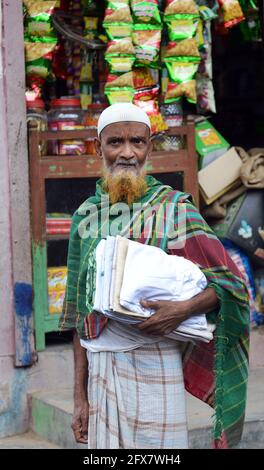 Ritratto di un uomo del Bangladesh prese a Dhaka, nel Bangladesh. Foto Stock