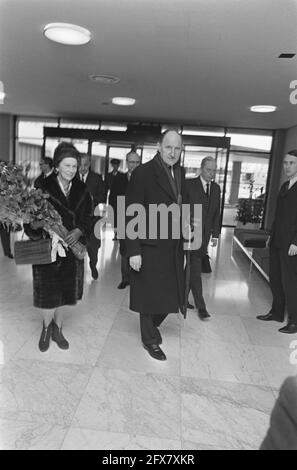 Arrivo Ministro LUN all'aeroporto di Schiphol, ritorno dall'Ungheria, 15 febbraio 1968, arrivi, I Paesi Bassi, foto agenzia stampa del XX secolo, notizie da ricordare, documentario, fotografia storica 1945-1990, storie visive, Storia umana del XX secolo, che cattura momenti nel tempo Foto Stock