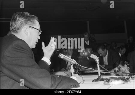 Arrivo Sig. Helb da Mosca all'aeroporto di Schiphol. Durante la conferenza stampa, 14 ottobre 1961, arrivi e partenze, arrivi, Diplomatici, conferenze stampa, Paesi Bassi, foto agenzia stampa del XX secolo, notizie da ricordare, documentario, fotografia storica 1945-1990, storie visive, Storia umana del XX secolo, che cattura momenti nel tempo Foto Stock