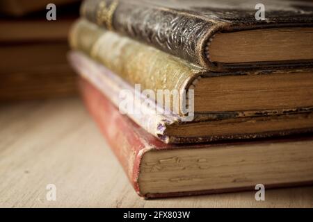 Libri impilati su un tavolo. Foto Stock