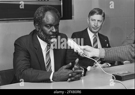 Arrivo del Premier Don Martina (Antille Olandesi) all'aeroporto di Schiphol in occasione della tavola rotonda, Van Agt (r) e Premier Don Martina, 13 febbraio 1981, arrivi, conferenze stampa, Primi ministri, Paesi Bassi, foto agenzia stampa del XX secolo, notizie da ricordare, documentario, fotografia storica 1945-1990, storie visive, Storia umana del XX secolo, che cattura momenti nel tempo Foto Stock