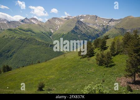 Vista panoramica sulle splendide vette del parco nazionale dei Monti Sibillini nelle Marche Foto Stock