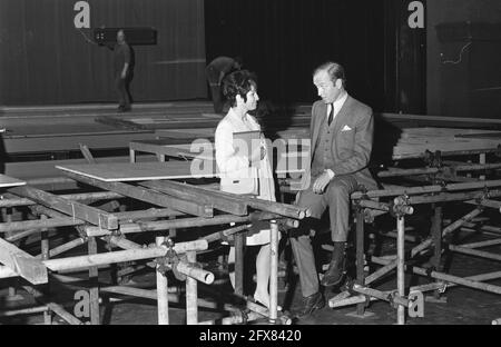 Aktie Bisschop Bekkers Stichting presentatore Mies Bouwman e Fred Oster durante i preparativi a Carré, Amsterdam, 8 maggio 1969, azioni, Collezioni, relatori, produttori, televisione, Paesi Bassi, foto agenzia stampa del xx secolo, notizie da ricordare, documentario, fotografia storica 1945-1990, storie visive, Storia umana del XX secolo, che cattura momenti nel tempo Foto Stock