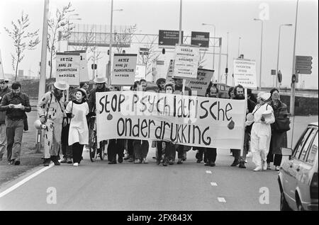 Azione Get your file by psychiatric patients at AMC a causa di scarsi accordi per l'ispezione dei manifestanti di archivio a AMC, 6 maggio 1982, AZIONI, PAZIENTI, I Paesi Bassi, foto agenzia stampa del XX secolo, notizie da ricordare, documentario, fotografia storica 1945-1990, storie visive, Storia umana del XX secolo, che cattura momenti nel tempo Foto Stock