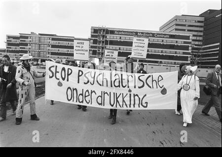 Azione Get your file by psychiatric patients at AMC a causa di scarsi accordi per l'ispezione di file dimostranti per AMC, in background AMC, 6 maggio 1982, AZIONI, PAZIENTI, manifestanti, Paesi Bassi, foto agenzia stampa del XX secolo, notizie da ricordare, documentario, fotografia storica 1945-1990, storie visive, Storia umana del XX secolo, che cattura momenti nel tempo Foto Stock