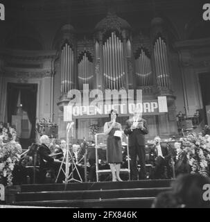 Action Open The Village, chiusura notturna a Concertgebouw, Mies con presidente AVRO, 28 gennaio 1963, CONCERT CONVENIENZE, Paesi Bassi, foto agenzia stampa del xx secolo, notizie da ricordare, documentario, fotografia storica 1945-1990, storie visive, Storia umana del XX secolo, che cattura momenti nel tempo Foto Stock