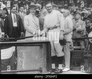 Walter Johnson, Washington senatori & Calvin Coolidge, Presidente degli Stati Uniti, stringono le mani alla Griffith Stadium 1923. Foto Stock