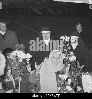 I rifugiati olandesi di Anna Strik di Atene sono tornati dopo 43 anni. Una calda accoglienza di famiglie e sorelle di bambini tra gli altri nella sala degli arrivi, 2 dicembre 1963, Bambini, ricevimenti, Rifugiati, famiglie, Paesi Bassi, foto agenzia stampa del XX secolo, notizie da ricordare, documentario, fotografia storica 1945-1990, storie visive, Storia umana del XX secolo, che cattura momenti nel tempo Foto Stock