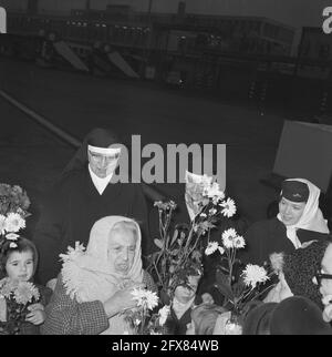 I rifugiati olandesi di Anna Strik di Atene sono tornati dopo 43 anni. Una calda accoglienza di famiglia di bambini e sorelle, tra gli altri, nella sala degli arrivi, 2 dicembre 1963, Bambini, ricevute, VOLI, famiglie, Paesi Bassi, foto agenzia stampa del XX secolo, notizie da ricordare, documentario, fotografia storica 1945-1990, storie visive, Storia umana del XX secolo, che cattura momenti nel tempo Foto Stock