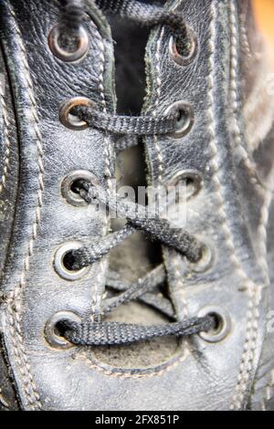 Primo piano di una scarpa con lacci e lacci Foto Stock