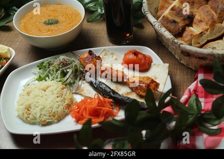 Kebab turco Adana con verdure fresche su pane piatto Vista dall'alto, piatto Foto Stock