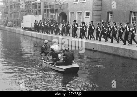 Manifestanti antimilitaristi interrompono l'apertura del Royal Dutch Army and Weapons Museum a Delftt, 3 giugno 1986, aperture, barche, Manifestanti, Paesi Bassi, foto agenzia stampa del XX secolo, notizie da ricordare, documentario, fotografia storica 1945-1990, storie visive, Storia umana del XX secolo, che cattura momenti nel tempo Foto Stock