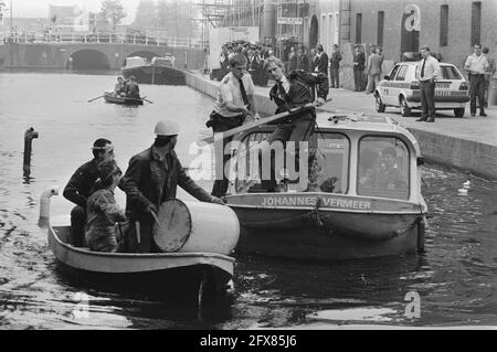 Manifestanti antimilitaristi interrompono l'apertura del Royal Dutch Army and Weapons Museum a Delft (Prince Bernhard ), 3 giugno 1986, aperture, manifestanti, I Paesi Bassi, foto agenzia stampa del XX secolo, notizie da ricordare, documentario, fotografia storica 1945-1990, storie visive, Storia umana del XX secolo, che cattura momenti nel tempo Foto Stock