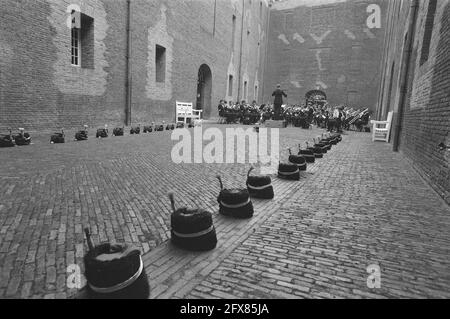 I dimostranti antimilitaristi interrompono l'apertura del Royal Dutch Army and Arms Museum a Delft; i giochi di cappella nel cortile, 3 giugno 1986, musiche, aperture, Cortili, manifestanti, Paesi Bassi, foto agenzia stampa del XX secolo, notizie da ricordare, documentario, fotografia storica 1945-1990, storie visive, Storia umana del XX secolo, che cattura momenti nel tempo Foto Stock