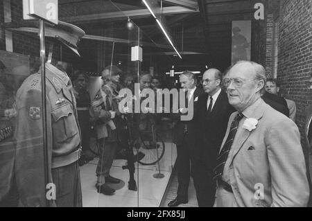 Manifestanti antimilitaristi interrompono l'apertura del Royal Dutch Army and Weapons Museum a Delft; Bernhard in abiti militari, 3 giugno 1986, aperture, uniformi, I Paesi Bassi, foto agenzia stampa del XX secolo, notizie da ricordare, documentario, fotografia storica 1945-1990, storie visive, Storia umana del XX secolo, che cattura momenti nel tempo Foto Stock