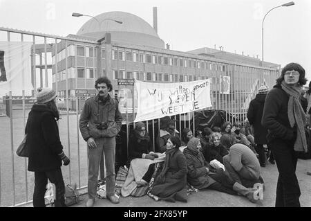 Gruppi di azione contro l'energia nucleare bloccano l'accesso alla centrale nucleare Borssele; attivisti incatenati alle recinzioni della centrale, 16 marzo 1980, attivisti, centrali nucleari, Paesi Bassi; foto agenzia stampa del xx secolo, notizie da ricordare, documentario, fotografia storica 1945-1990, storie visive, Storia umana del XX secolo, che cattura momenti nel tempo Foto Stock