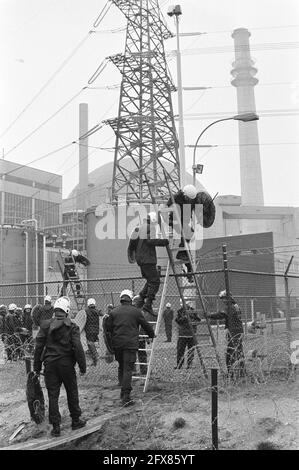 I gruppi d'azione contro l'energia nucleare bloccano l'accesso alla centrale nucleare di Borssele; l'unità mobile sale oltre la recinzione, 16 marzo 1980, blocchi, centrali nucleari; I Paesi Bassi, foto agenzia stampa del XX secolo, notizie da ricordare, documentario, fotografia storica 1945-1990, storie visive, Storia umana del XX secolo, che cattura momenti nel tempo Foto Stock