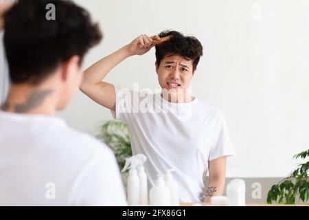 Cura di bellezza maschile, trattamenti giornalieri e problemi ai capelli Foto Stock