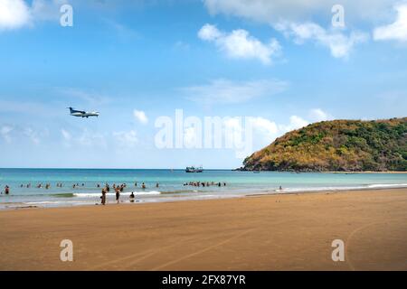 Con Isola di Dao nella Provincia di Ba Ria-Vung Tau, Vietnam - 11 Aprile 2021: L'aereo atterra sull'Isola di con Dao in Vietnam Foto Stock