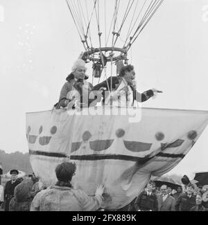 Salita in mongolfiera in occasione del 33° anniversario dell'Unione studentesca Leonardo da Vinci all'Aia, 22 ottobre 1960, INVENTORATION STUDENTESCA, salite in mongolfiera, I Paesi Bassi, foto agenzia stampa del XX secolo, notizie da ricordare, documentario, fotografia storica 1945-1990, storie visive, Storia umana del XX secolo, che cattura momenti nel tempo Foto Stock