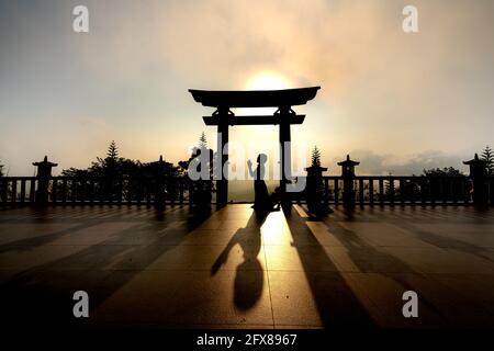 Tempio 'Linh qui Phap An', Bao Loc, provincia di Lam Dong, Vietnam - 16 aprile 2021: La donna pregava al tempio 'Linh qui Phap An' a Bao Loc, L. Foto Stock