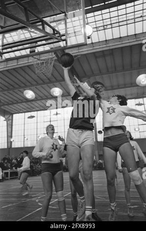 Basketball Ladies AMVJ Against Blue Stars 63-62, game time, January 16, 1966, BASKETBAL, I Paesi Bassi, foto agenzia stampa del XX secolo, notizie da ricordare, documentario, fotografia storica 1945-1990, storie visive, Storia umana del XX secolo, che cattura momenti nel tempo Foto Stock