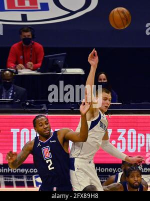 Los Angeles, Stati Uniti. 26 Maggio 2021. Kawhi Leonard (2), il forward dei Clippers di Los Angeles, è scagliato dal centro di Dallas Mavericks Kristaps Porzingis (6) durante la seconda metà di Game 2 della loro serie di playoff di primo turno allo Staples Center di Los Angeles martedì 25 maggio 2021. I Mavericks sconfissero i Clippers 127-121. Foto di Jim Ruymen/UPI Credit: UPI/Alamy Live News Foto Stock