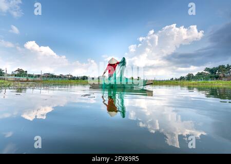 Bao Loc City, Provincia di Dong Nai, Viet Nam - 16 aprile 2021: Un pescatore sta lavorando su una laguna di acquacoltura a Bao Loc City, Provincia di Dong Nai, Vietna Foto Stock