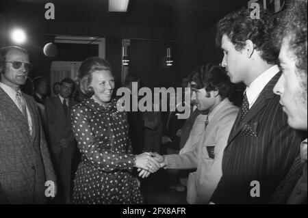 Beatrix e Claus parlando con gli ospiti del Marocco e della Turchia ad Amersfoort, gli interlocutori sono presentati a Beatrix, 22 agosto 1972, ospiti-lavoratori, Paesi Bassi, foto agenzia stampa del xx secolo, notizie da ricordare, documentario, fotografia storica 1945-1990, storie visive, Storia umana del XX secolo, che cattura momenti nel tempo Foto Stock