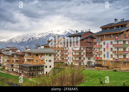 Russia Sochi. Krasnaya Poliana Rosa Khutor. Olympic Village in montagna. Un luogo di riposo per gli atleti dei Giochi Olimpici del 2014. Ora un turista de Foto Stock