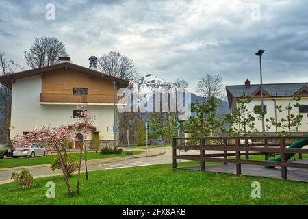 Russia Sochi. Krasnaya Poliana Rosa Khutor. Olympic Village in montagna. Un luogo di riposo per gli atleti dei Giochi Olimpici del 2014. Ora un turista de Foto Stock