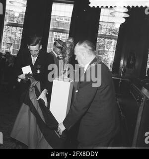 Statuetta per la città di Amsterdam offerta dall'associazione studentesca Sanctus Thomas Aquinas, 8 maggio 1961, associazioni studentesche, Paesi Bassi, foto agenzia stampa del xx secolo, notizie da ricordare, documentario, fotografia storica 1945-1990, storie visive, Storia umana del XX secolo, che cattura momenti nel tempo Foto Stock