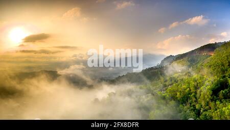 Scenario di fantasia di un inizio di mattina quando sorge il sole oltre il Dai Lao mountain range, Bao Loc district, provincia di Lam Dong, Vietnam Foto Stock