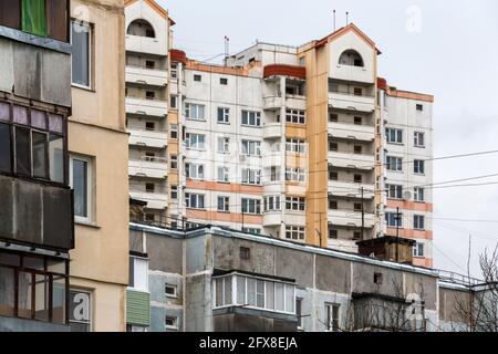 brutto edifici residenziali russi a più piani di diversa altezza ed età. Foto Stock