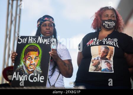 La famiglia di Alvin Cole al Commons Park durante l'evento di ricordo del 1° anniversario della sua morte il 25 maggio 2021 a Minneapolis, Minnesota. Foto: Chris Tuite/ImageSPACE /MediaPunch Foto Stock