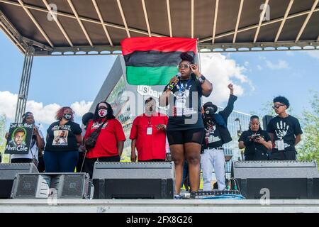 Bianca Austin, la zia di Breonna Taylor, parla al Commons Park durante l'evento commemorativo del 1° anniversario della sua morte il 25 maggio 2021 a Minneapolis, Minnesota. Foto: Chris Tuite/ImageSPACE /MediaPunch Foto Stock