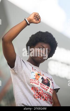 La famiglia di Alvin Cole al Commons Park durante l'evento di ricordo del 1° anniversario della sua morte il 25 maggio 2021 a Minneapolis, Minnesota. Foto: Chris Tuite/ImageSPACE /MediaPunch Foto Stock