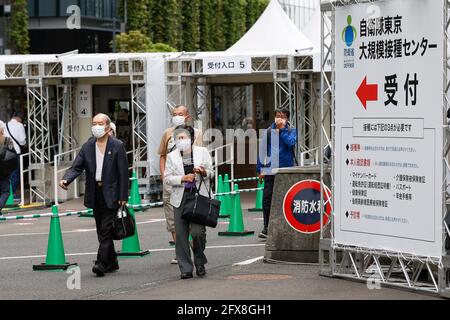 Tokyo, Giappone. 26 Maggio 2021. Gli adulti più anziani che indossano maschere facciali lasciano un centro di vaccinazione del coronavirus dopo aver ricevuto il vaccino del coronavirus nel centro di Tokyo. Dal maggio 24, gli anziani che vivono a Tokyo e Osaka ricevono i vaccini Moderna coronavirus nei siti di vaccinazione di massa lanciati dalle forze di autodifesa. Tokyo ha segnalato 542 nuovi casi di COVID-19 martedì. Credit: Rodrigo Reyes Marin/ZUMA Wire/Alamy Live News Foto Stock