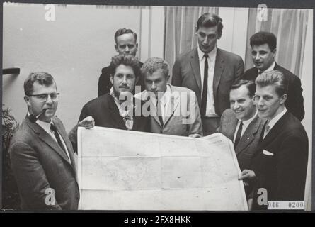 Spedizione belga-olandese al Polo Sud per soccorso. Presentazione dei membri olandesi a Perscentrum Nieuwspoort. Intorno alla mappa dell'Antartide, prima fila f r: ir. A. J. Meerburg, C.Kraan, C. Stelling, C.W. van Vliet, J.E. ten Bosch, che saranno tutti via per un anno. Posteriore vlnr Lieutenant-ter-zee 1a classe A. van Grondelie, ir. P.M. Buis, ir. J.A. v.d. Salm che andrà da solo quest'estate, 22 novembre 1965, spedizioni, ritratti di gruppo, Mappe, Paesi Bassi, foto agenzia stampa del XX secolo, notizie da ricordare, documentario, fotografia storica 1945-1990, storie visive, storia umana del Foto Stock