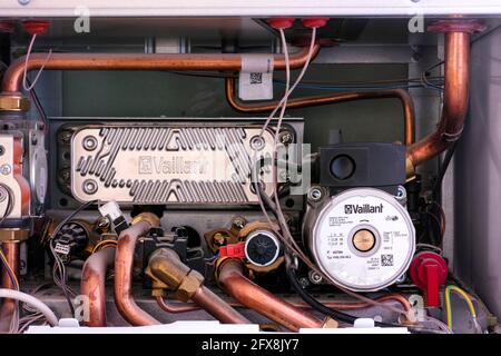 Tambov, Federazione Russa - 04 Marzo 2021 chiusura della scatola elettronica e comandi all'interno della caldaia Vaillant. Il Gruppo Vaillant è una società che d Foto Stock