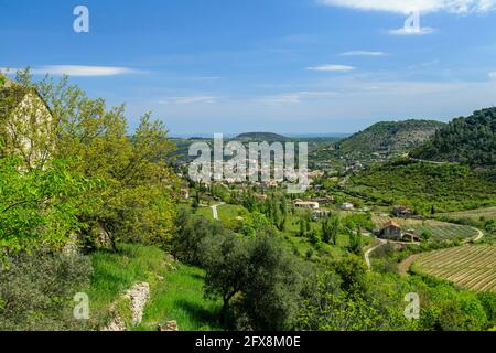 Francia, Ardeche, Parco Nazionale delle Cévennes, Parco Naturale Regionale dei Monts d'Ardeche, Les Vans, vista di Les Vans dal villaggio di Naves // Francia, Ardèch Foto Stock