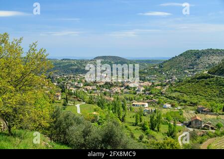 Francia, Ardeche, Parco Nazionale delle Cévennes, Parco Naturale Regionale dei Monts d'Ardeche, Les Vans, vista di Les Vans dal villaggio di Naves // Francia, Ardèch Foto Stock