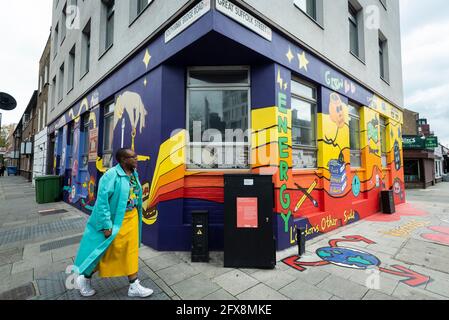 Londra, Regno Unito. 26 maggio 2021. Una donna passa accanto all'opera dell'artista Hannah Hill "He(art) is Everywhere", 2021 al lancio di Beyond Boundaries, una nuova commissione di opere d'arte di un anno realizzata da cinque giovani artisti londinesi durante il periodo di chiusura per una partnership tra Tate Collective e Better Bankside. I lavori mirano a riconnettere le persone tra loro e alla loro area locale. Credit: Stephen Chung / Alamy Live News Foto Stock