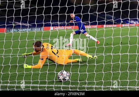 File photo datato 17-03-2021 di Hakim Ziyech di Chelsea che segna il primo gol del loro fianco durante il round della Champions League di 16 seconda tappa contro l'Atletico Madrid a Stamford Bridge. Data di emissione: Mercoledì 26 maggio 2021. Chelsea affronterà Manchester City sabato nella finale di Champions League. Qui, diamo un'occhiata al percorso dei Blues per la loro prima finale da quando ha sollevato il trofeo nel 2012. Foto Stock