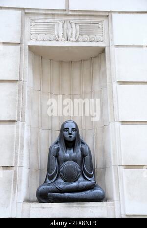 Statua in basalto art deco a Liverpool Foto Stock