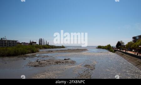 Il fiume scorre nel mare. Incontro di acqua dolce e acqua salata. Il concetto - tutto tende a diventare grande. La Russia, l'Adler, il fiume Mzymta scorre dentro Foto Stock