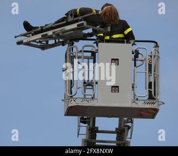 cesto della piattaforma aerea durante la manovra di salvataggio di una persona ferita con una barella mobile Foto Stock